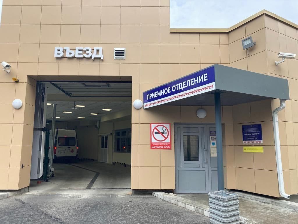 Девочку, которая выпала из окна многоэтажного дома в Петрозаводске, планируют на вертолете доставить в Петербург