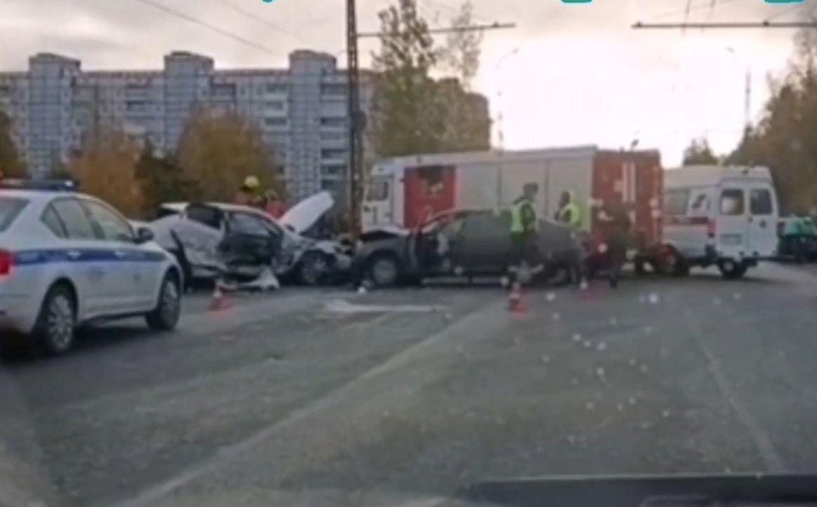 В Петрозаводске утром две машины жестко столкнулись рядом с автозаправкой