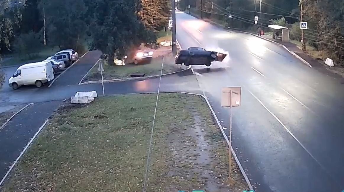 В Петрозаводске легковой автомобиль перевернулся после жесткого столкновения