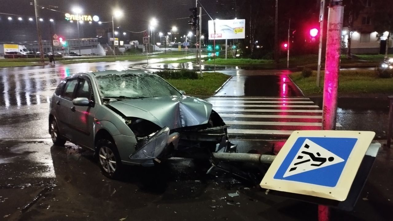 В Петрозаводске автомобиль с семью людьми в салоне снес светофор, уходя от погони