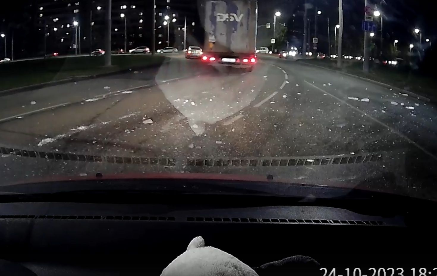 В Петрозаводске на легковой автомобиль упала глыба льда