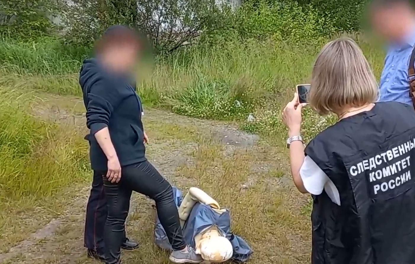 Жительница Беломорска показала, как во дворе до смерти избила знакомого