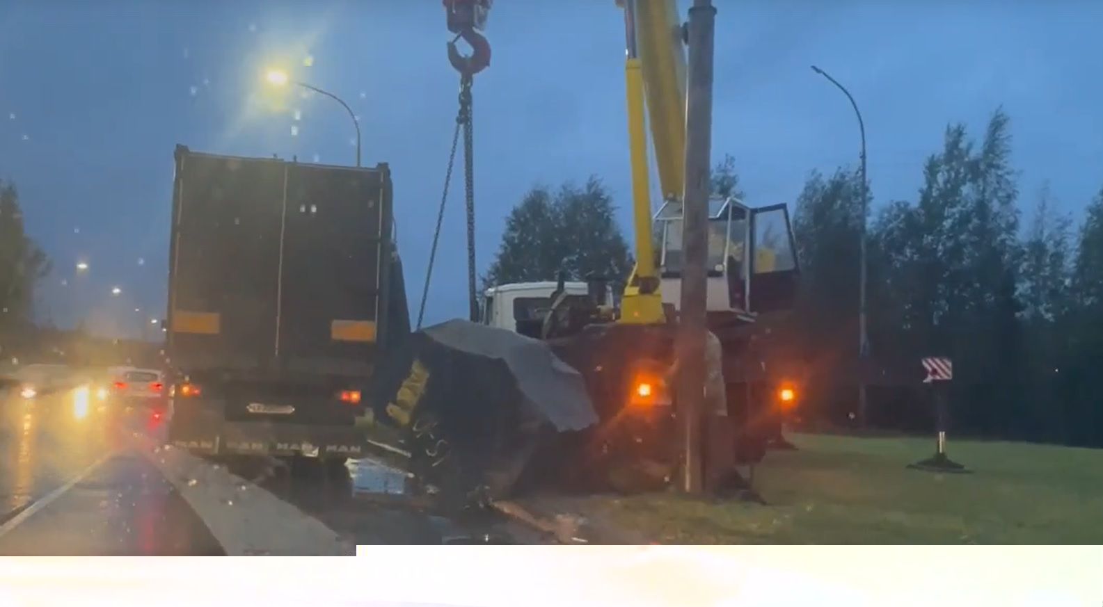 В Петрозаводске из грузовика на дорогу выпал огромный камень