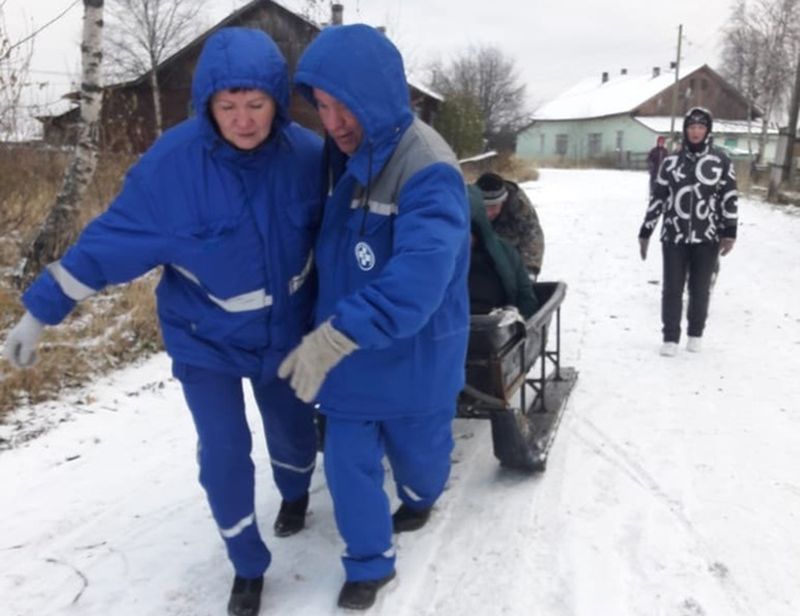 РЕН ТВ показал, как жительницу Карелии с инсультом везли до скорой на санях