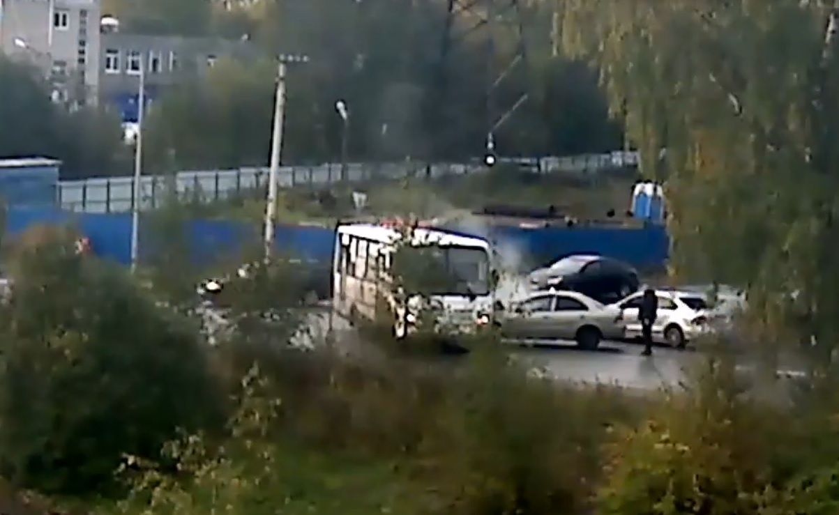 В Петрозаводске утром легковой автомобиль врезался в маршрутку и задымился