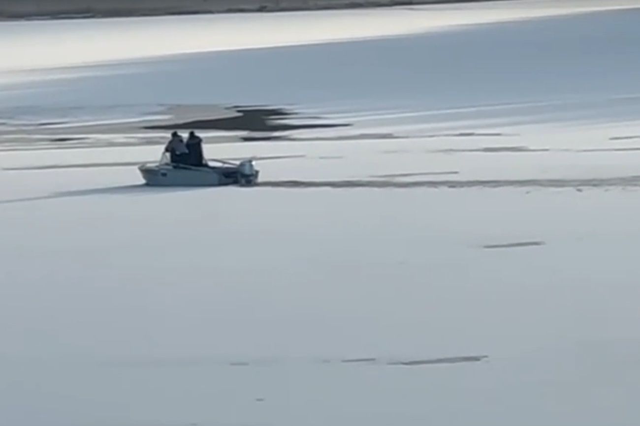 В Карелии рыбаки проплыли на катере по покрытой льдом реке
