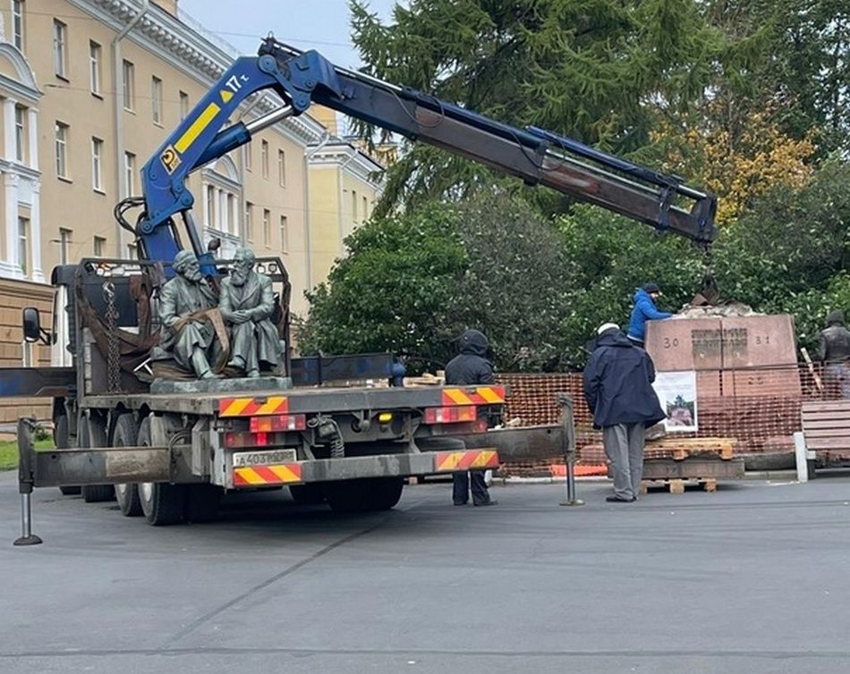 В Петрозаводске памятник Карлу Марксу и Фридриху Энгельсу забрали на ремонт