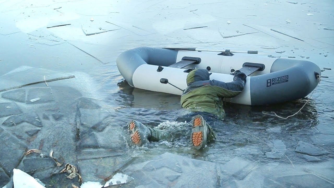 В Карелии рыбаки трое суток провели на острове из-за сковавшего озеро льда