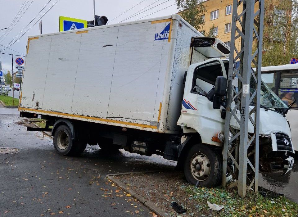 Грузовик без водителя врезался в столб в Петрозаводске