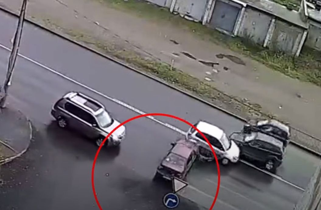 В Петрозаводске виновник ДТП скрылся, но забыл на месте аварии госномер