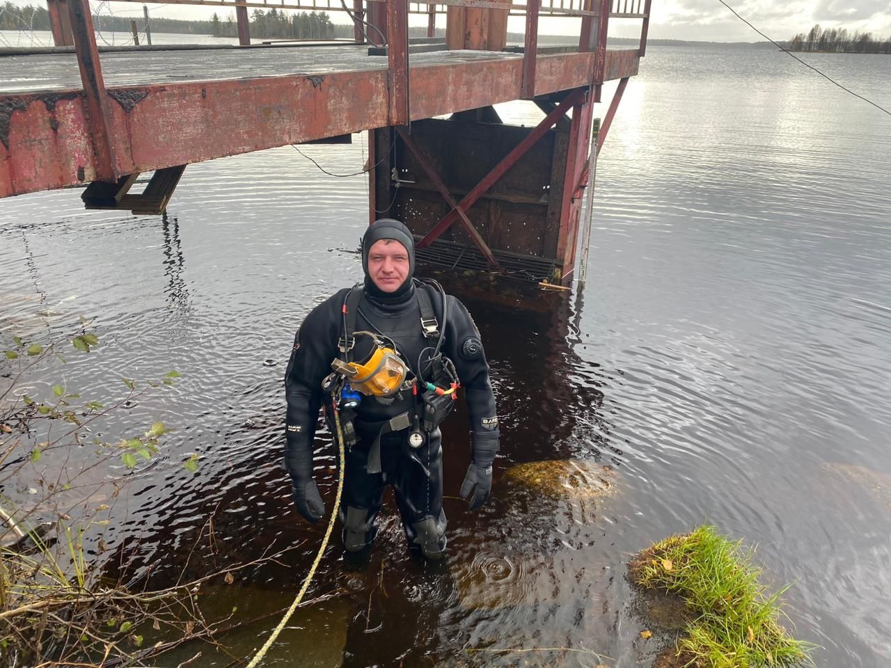 Чтобы очистить Лососинскую плотину в Петрозаводске привлекли водолаза