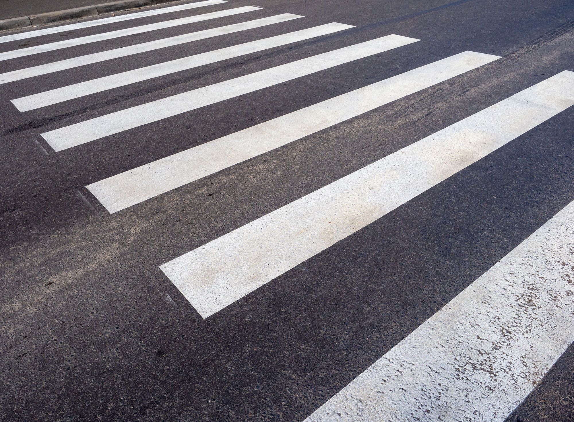 В Пудоже молодую женщину сбили на пешеходном переходе