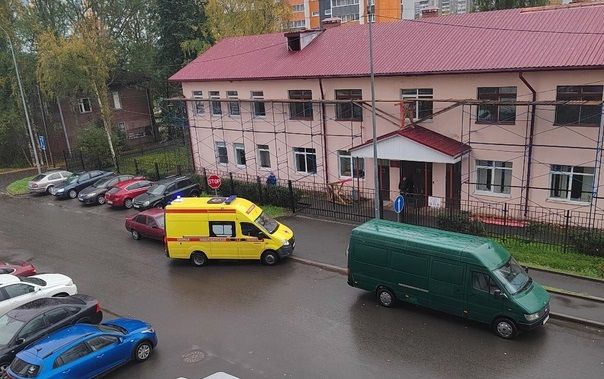 В Петрозаводске рабочий упал с крыши: стало известно о его состоянии
