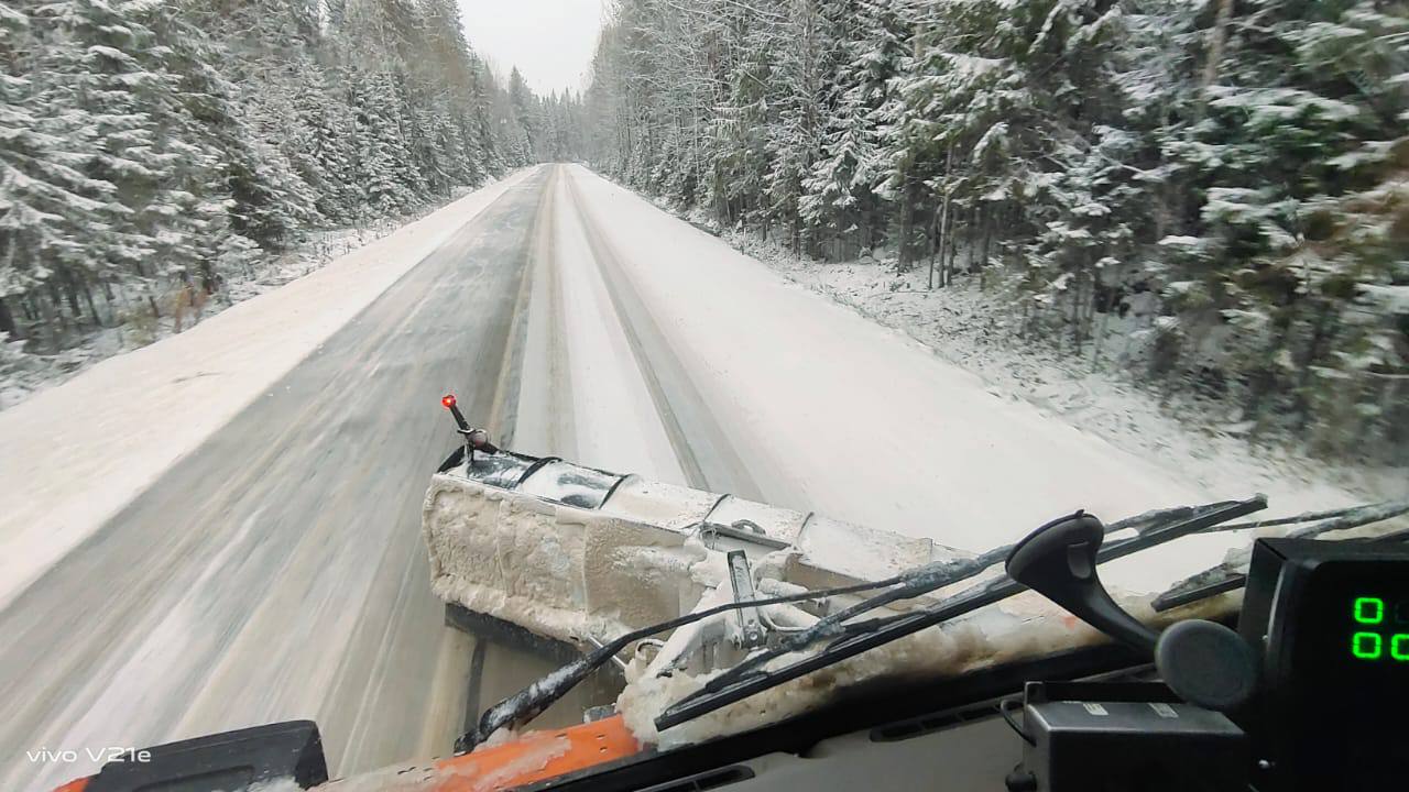 Для зимнего содержания региональных автодорог в Карелии привлекли более 200 единиц техники