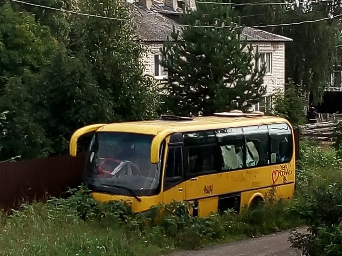 Старый автобус вывезли с Соломенного благодаря общественному помощнику