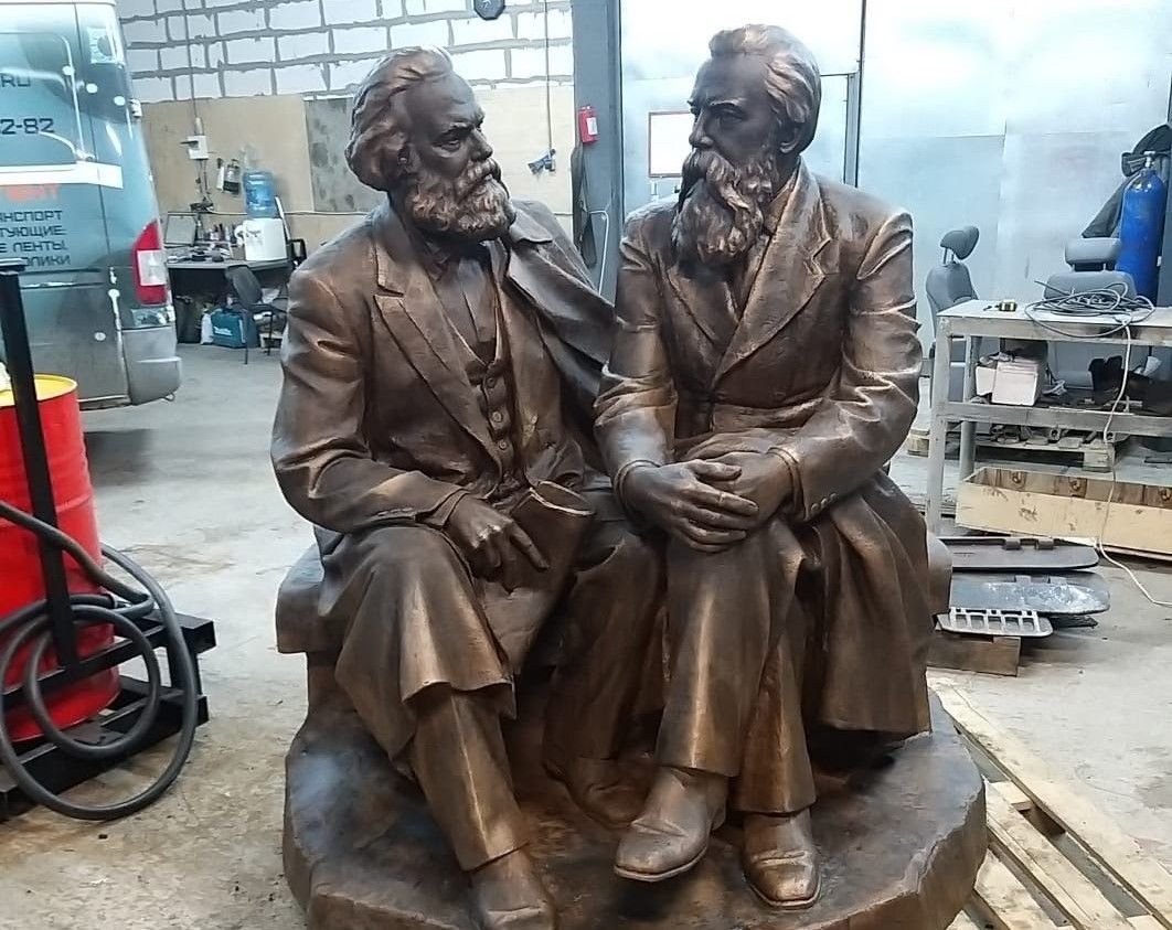 В Петрозаводске завершилась реставрация памятника Карлу Марксу и Фридриху Энгельсу
