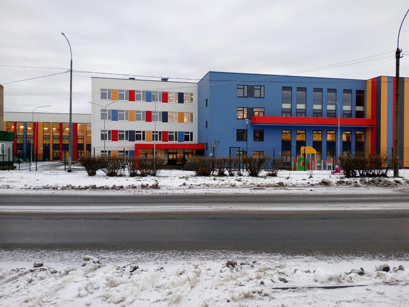 В новой школе в Медвежьегорске приступили к сборке мебели и установке оборудования