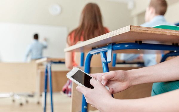 В Госдуме предлагают ужесточить запрет смартфонов на уроках