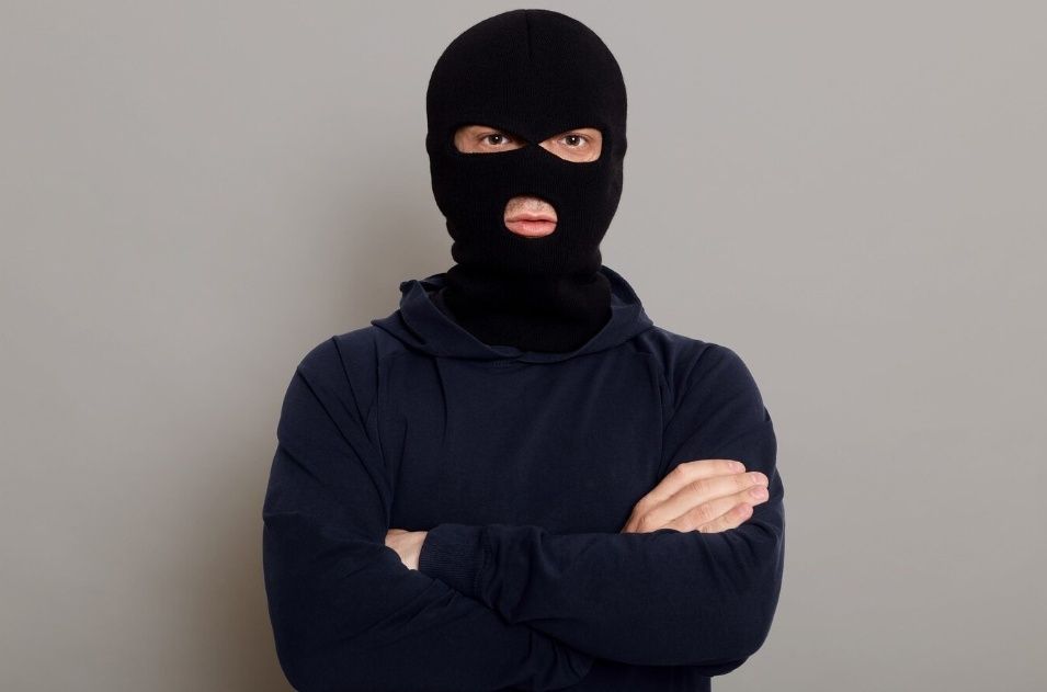 В Карелии продавец выбил нож из рук грабителя