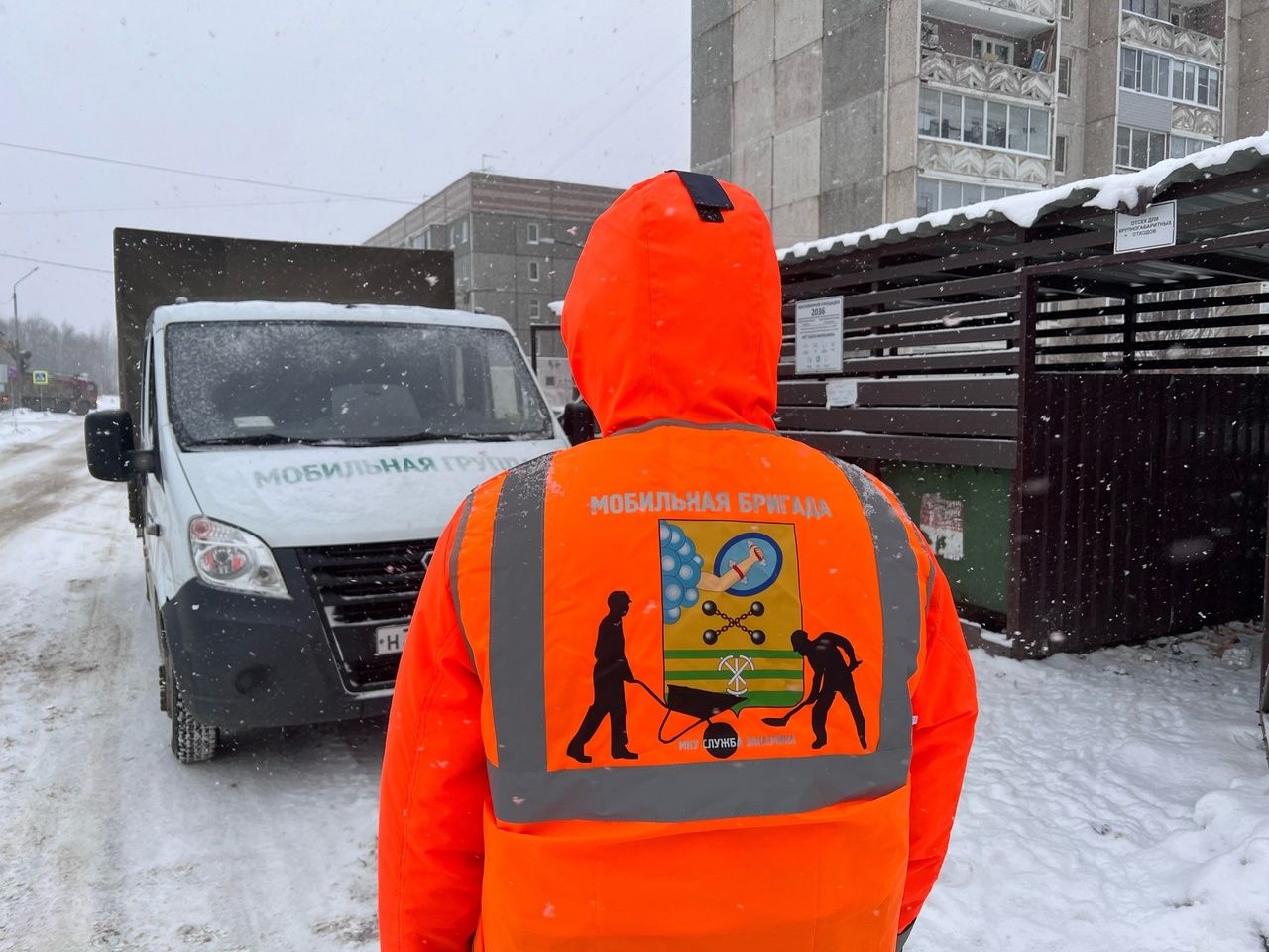 Новая «мобильная бригада» начала убирать мусор с контейнерных площадок Петрозаводска