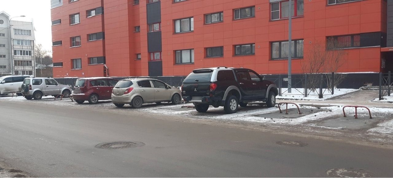Администрация города просит убрать складные барьеры на парковке в Петрозаводске