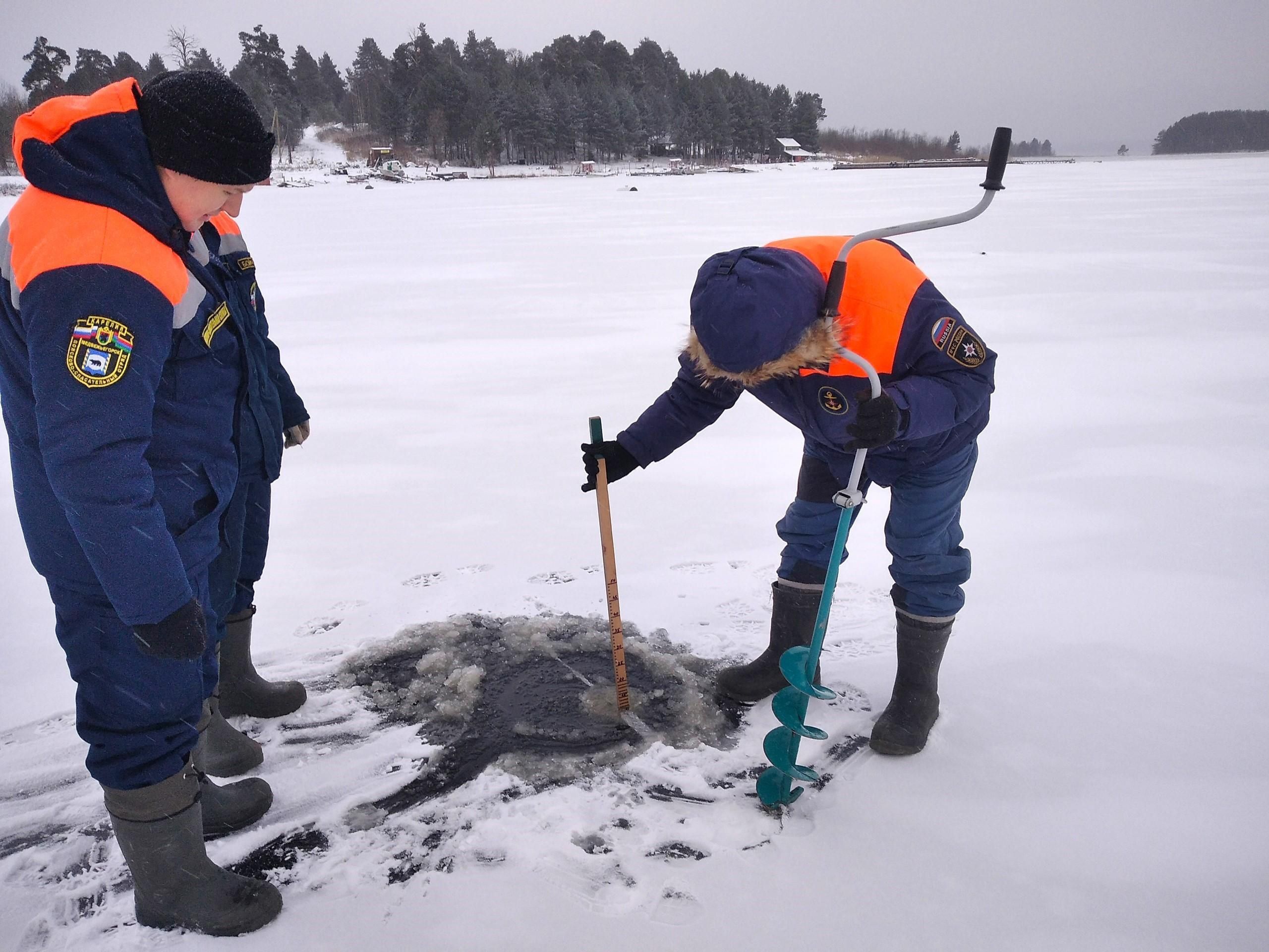 Инспекторы ГИМС проверили состояние льда на Онежском озере