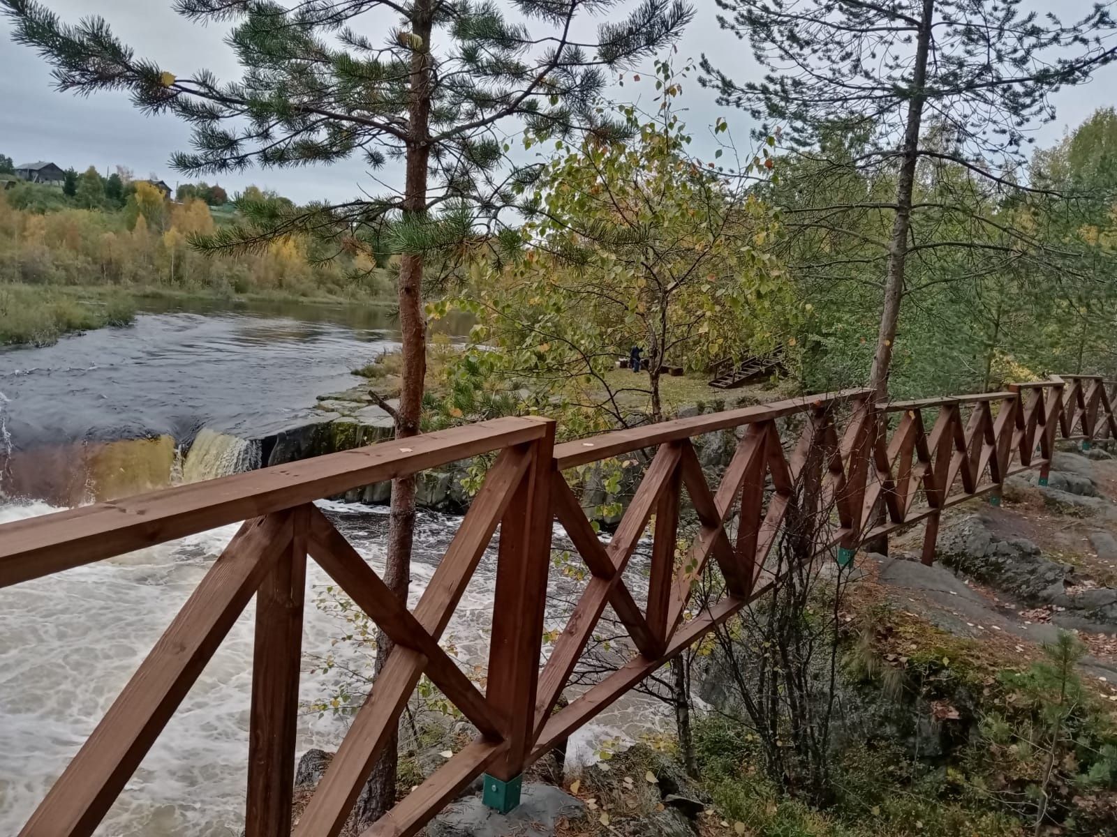У водопада в Сегежском районе обустроили смотровую площадку