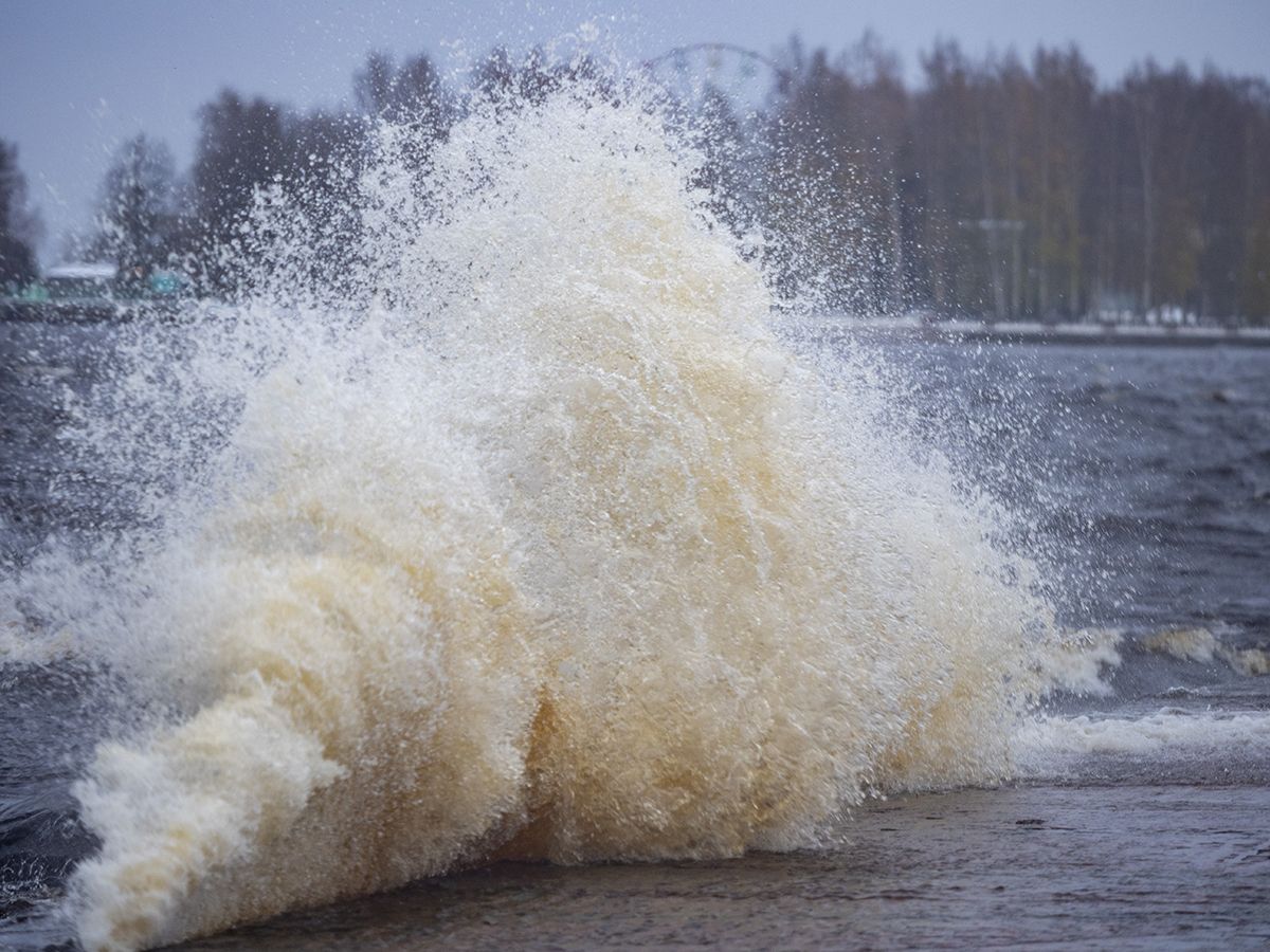 Петрозаводский фотограф снял шторм на Онежском озере