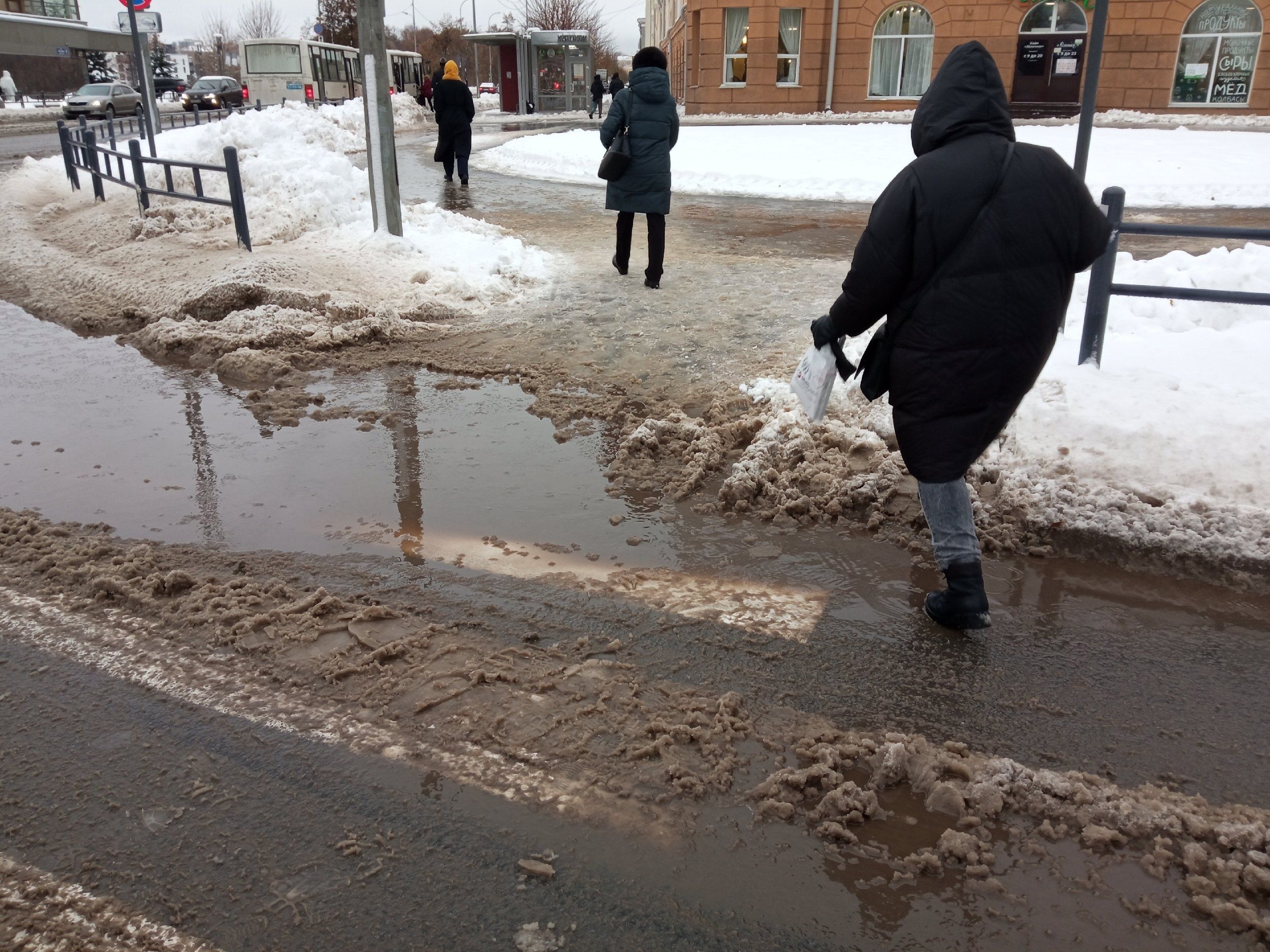 Жители Петрозаводска жалуются на уборку дорог и тротуаров