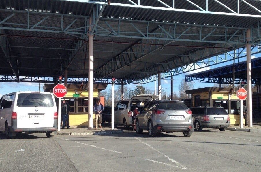 На границе России и Финляндии применили газ против мигрантов