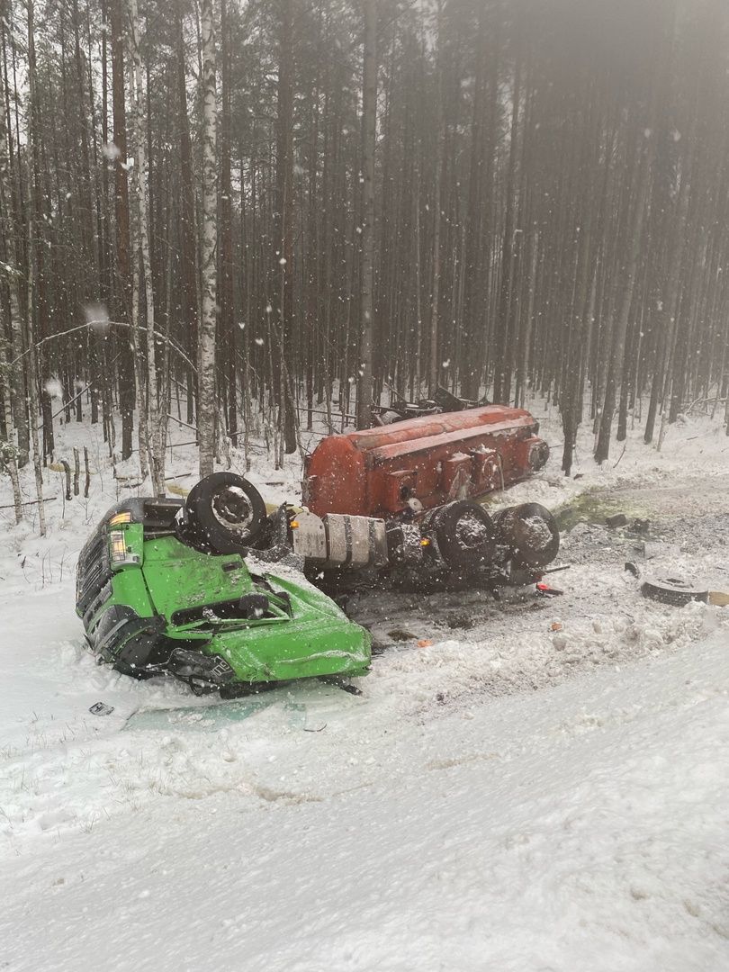 Бензовоз опрокинулся на трассе в Карелии, водитель погиб