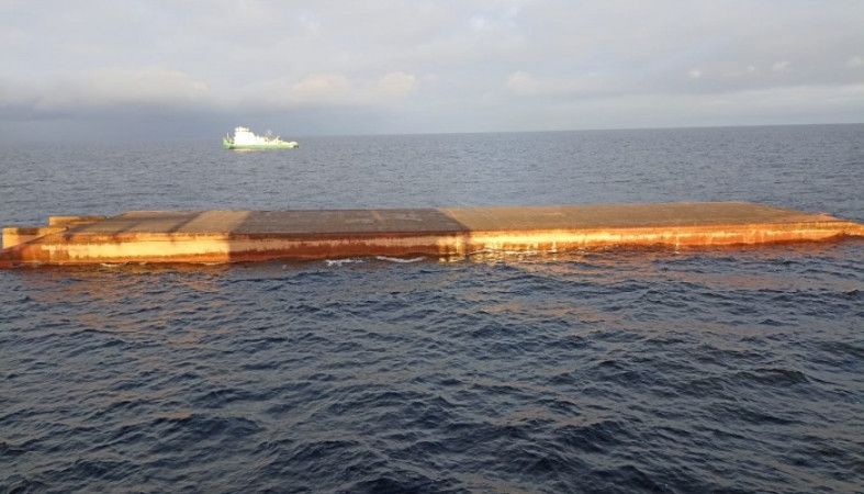 В Ладожском озере перевернулась баржа, которая перевозила 975 тонн груза