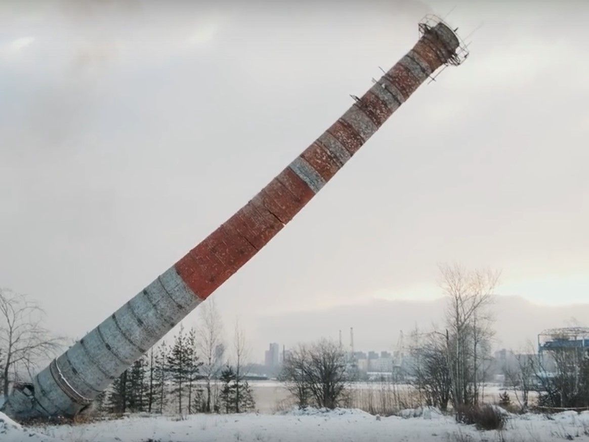 В Петрозаводске упала 37-метровая кирпичная труба