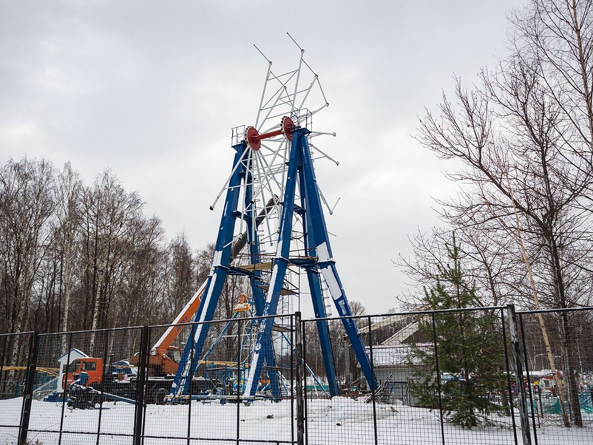 «Колесо обозрения» разбирают в Петрозаводске с помощью крана