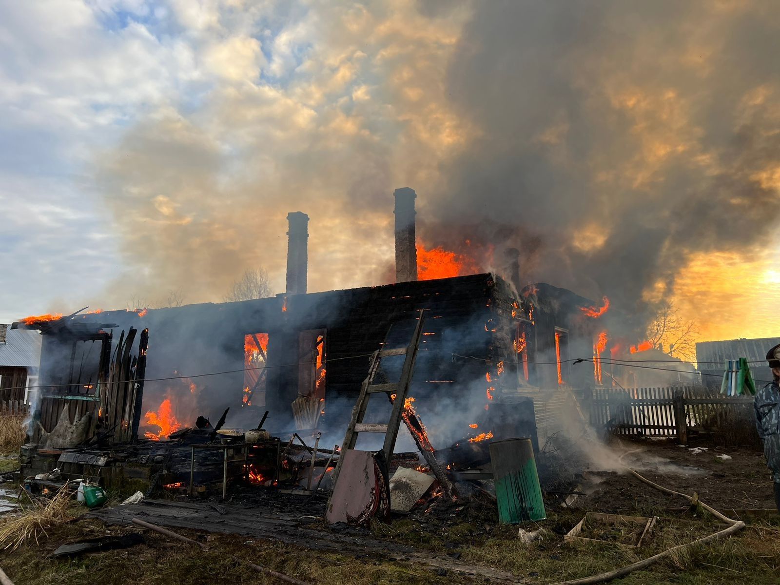 В поселке Пяльма полностью сгорел большой деревянный дом