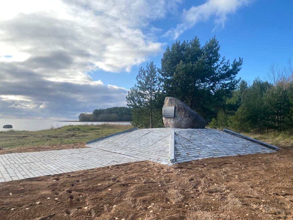 Территорию около памятника Видлицкому десанту благоустроили