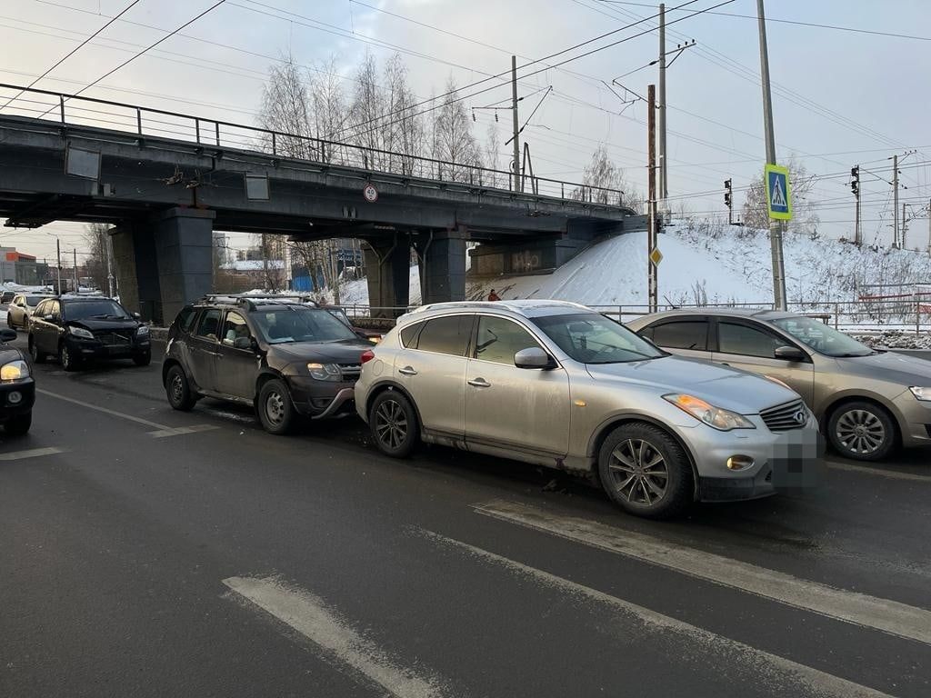 В массовой аварии в Петрозаводске пострадали два человека