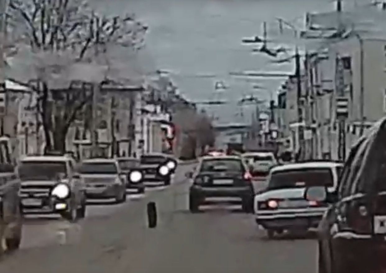 В Петрозаводске отечественный автомобиль на ходу потерял колесо