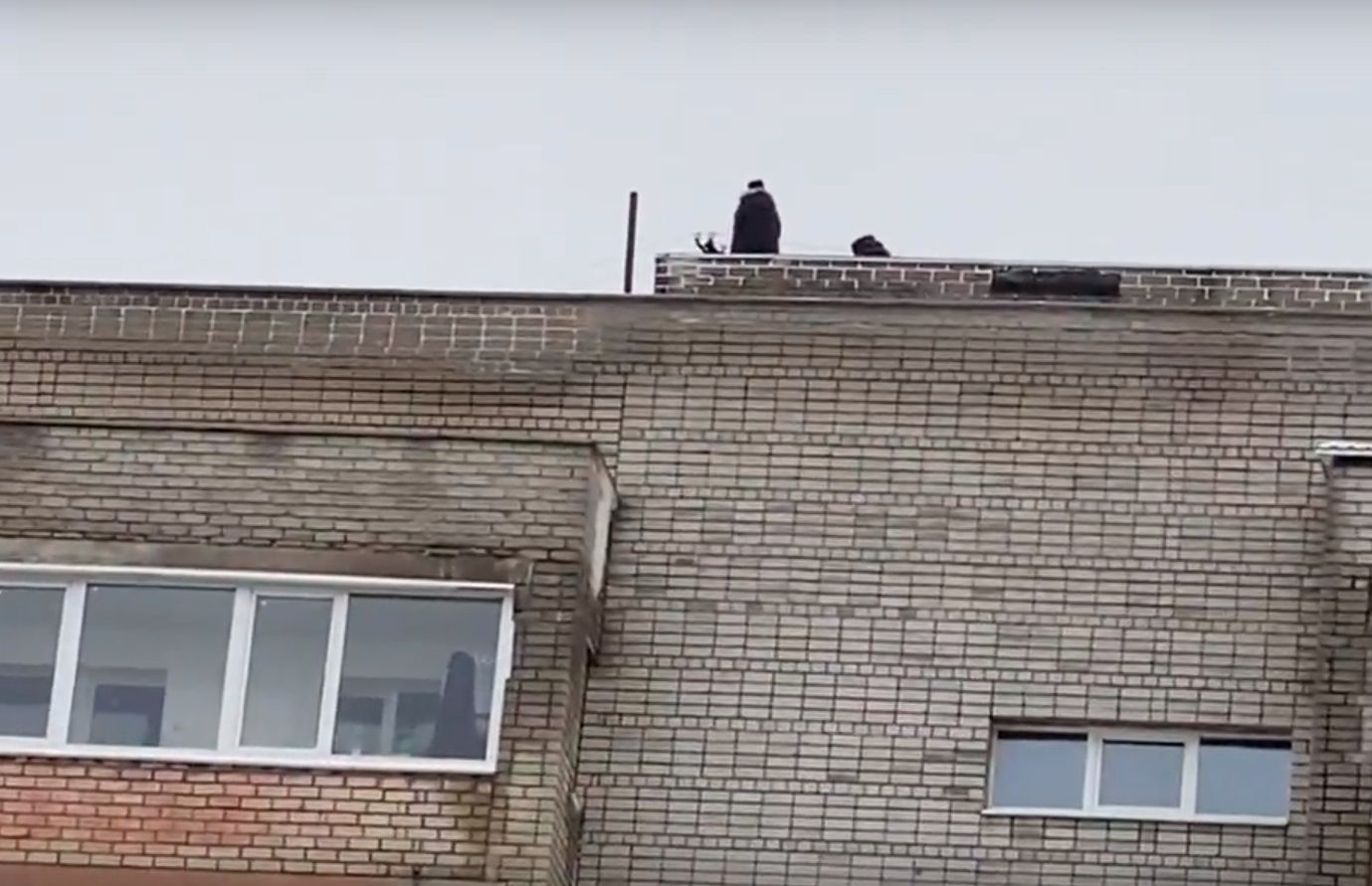 В Петрозаводске спасатели сняли подростков с крыши многоэтажного дома