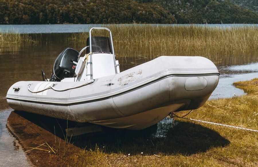 Трое молодых мужчин приехали в карельский поселок на заработки и украли надувную лодку