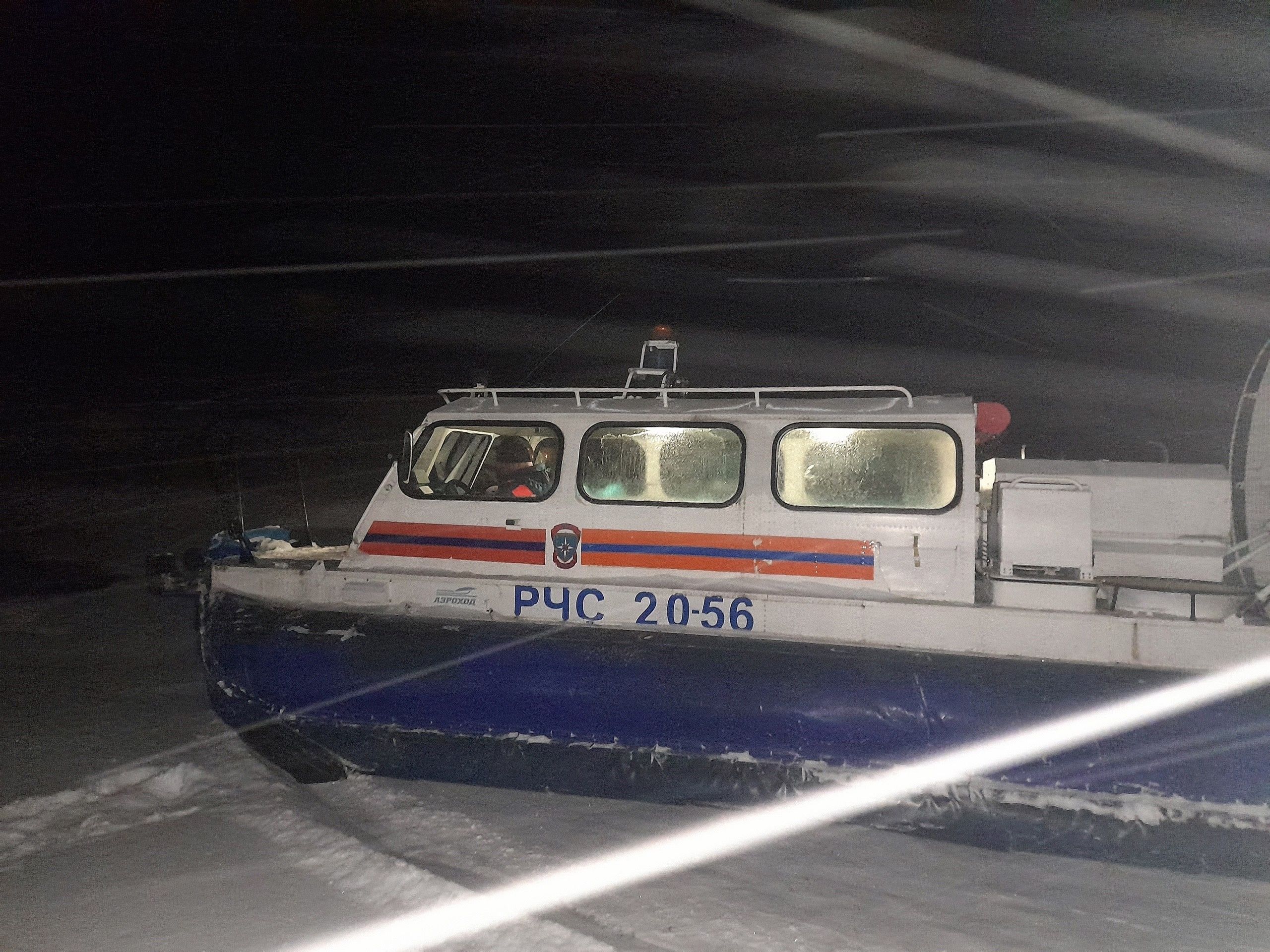 Карельские пожарные сквозь пургу приплыли на помощь к человеку в беде