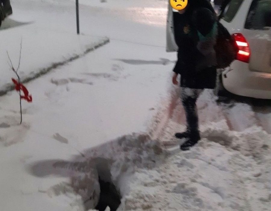 В Петрозаводске ребенок упал в открытый люк