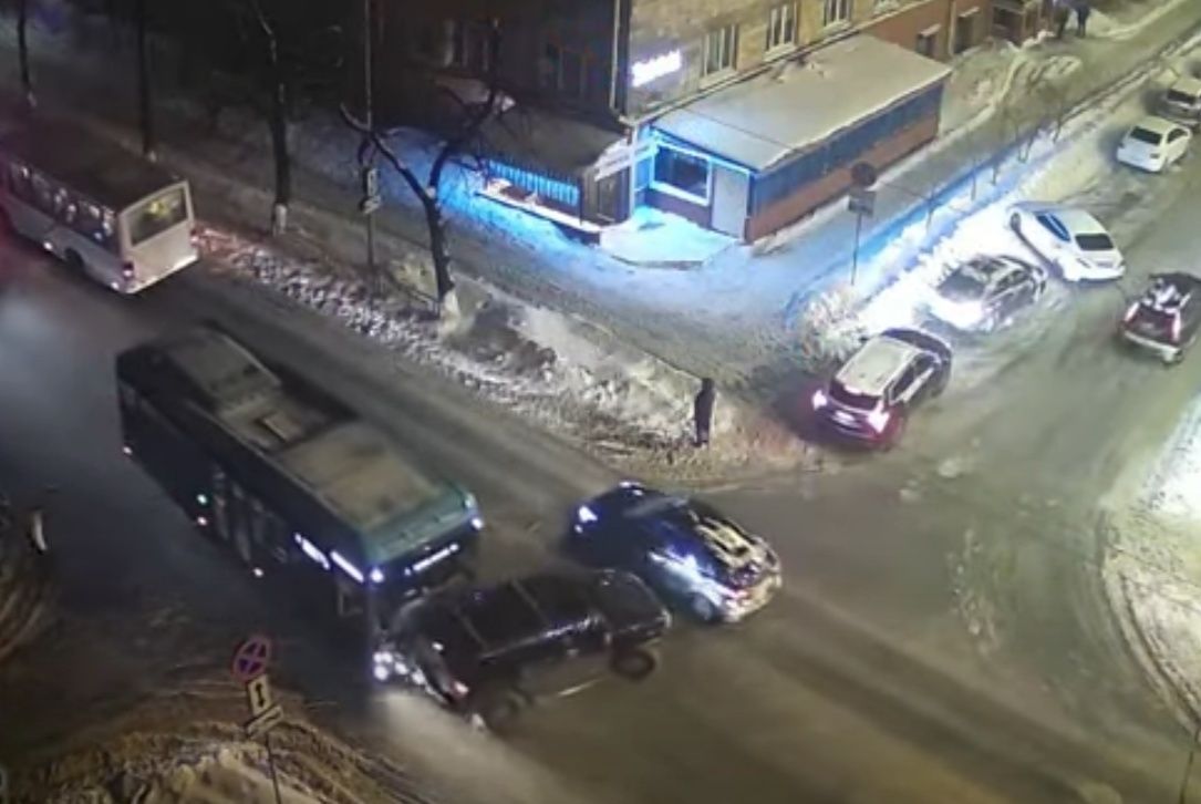 В центре Петрозаводска пассажирский автобус врезался во внедорожник