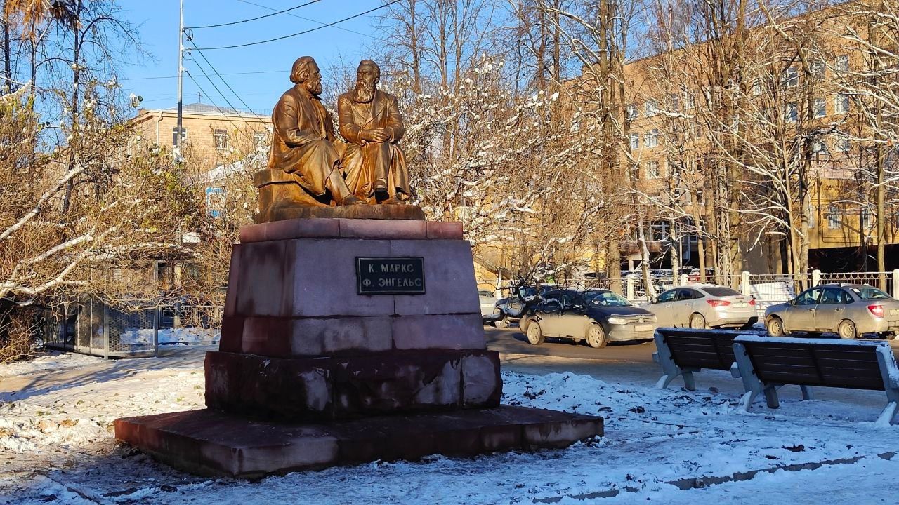 Памятник Марксу и Энгельсу в Петрозаводске поменял цвет после реставрации