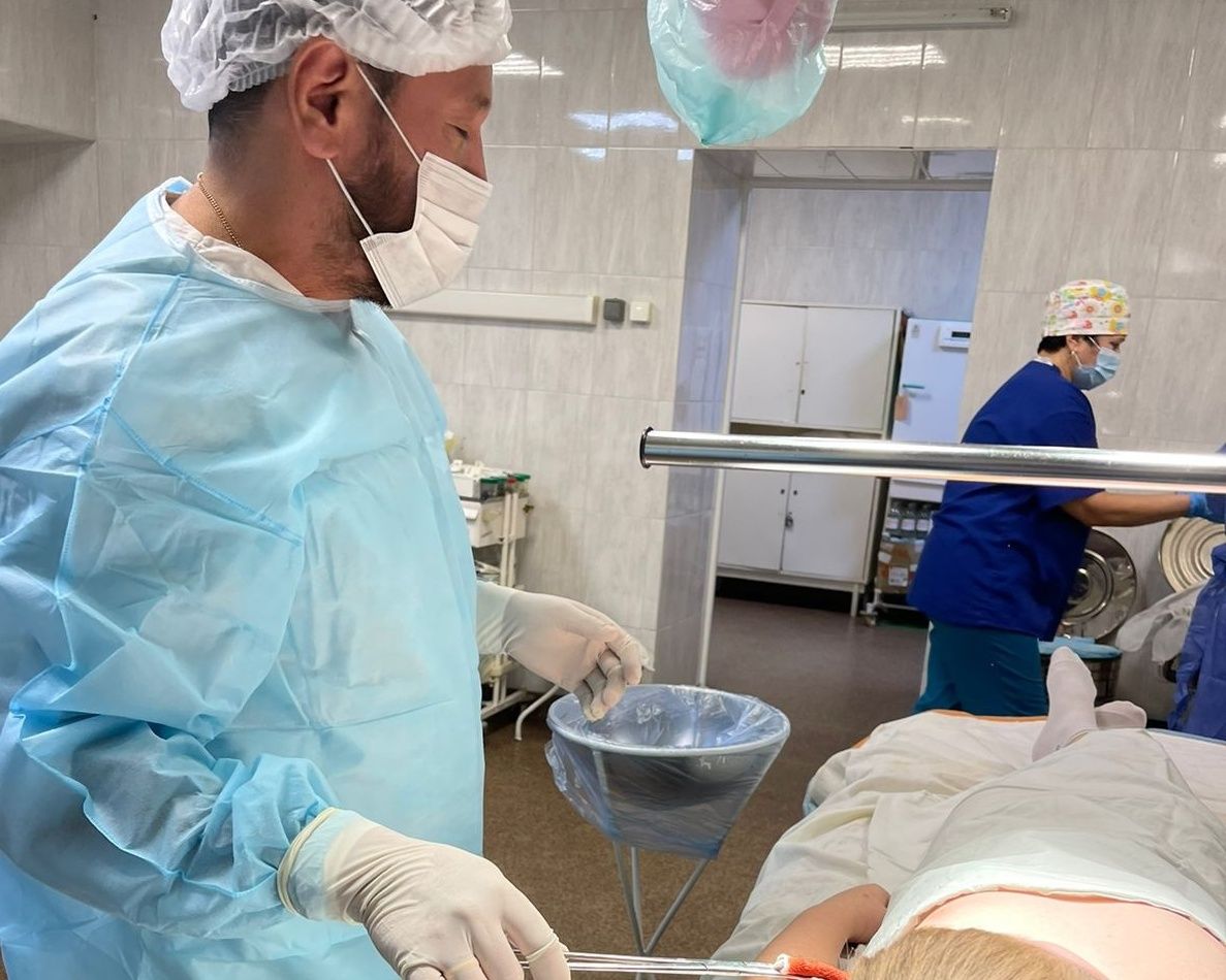 Глава карельского Минздрава во время командировки прооперировал ребенка