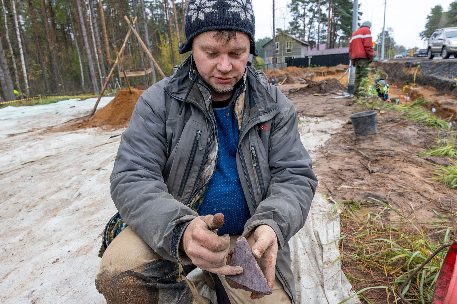 Во время ремонта автобусной остановки в карельском селе строители обнаружили артефакты эпохи неолита