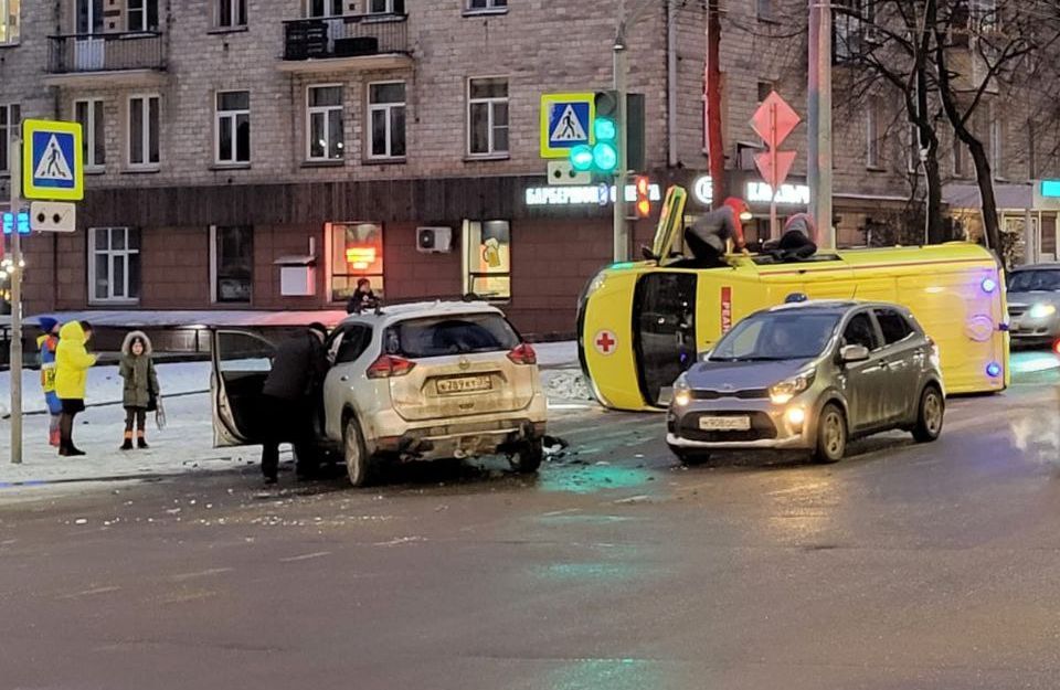 Скорая с проблесковыми маячками перевернулась после ДТП в центре Петрозаводска