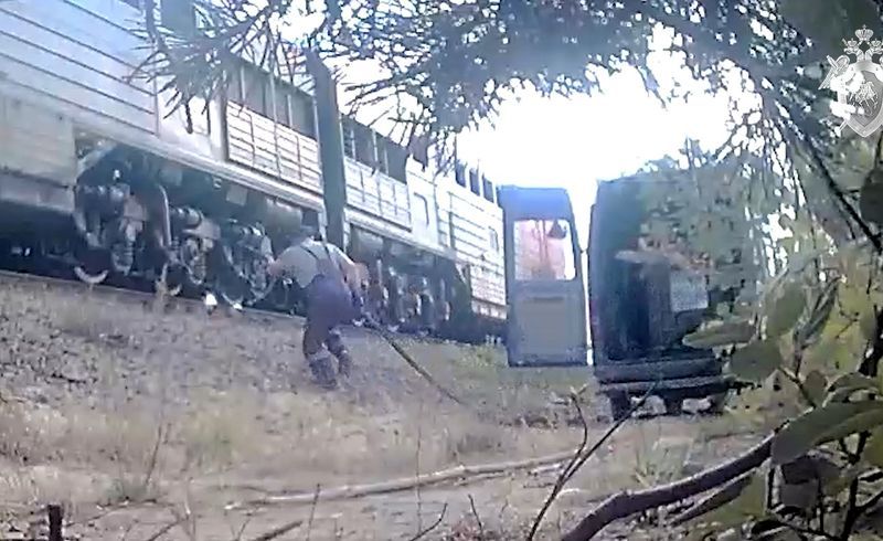 В Карелии задержали банду, которая тоннами воровала топливо с тепловозов