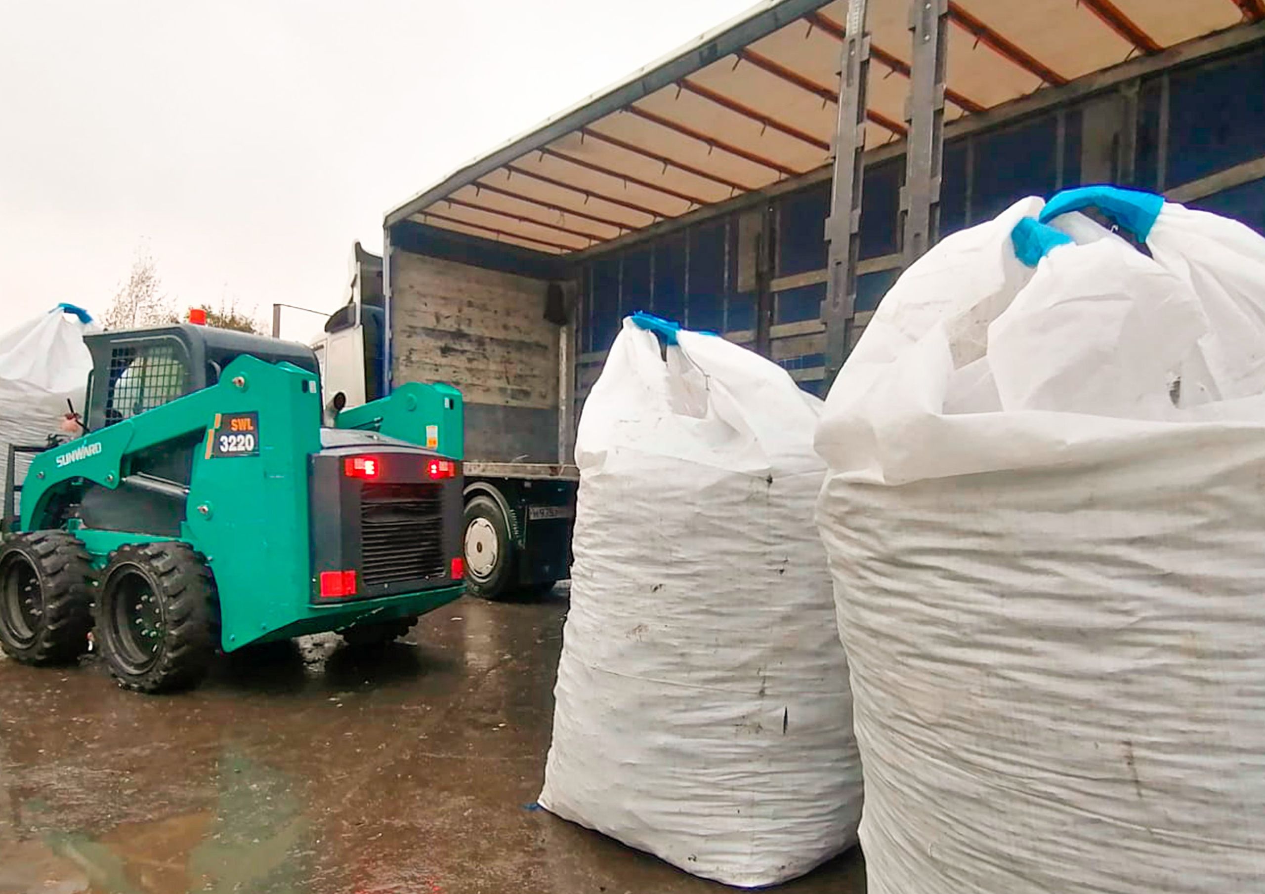 20 тонн стекла вывезли не на свалку, а на переработку в Санкт-Петербург