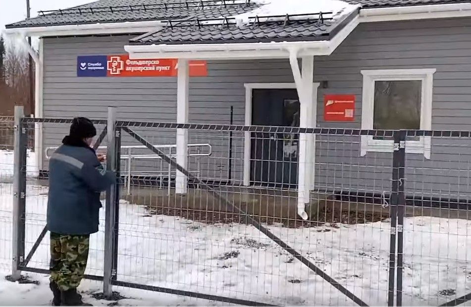 Житель карельского поселка снял видео, в котором раскритиковал только что построенный ФАП